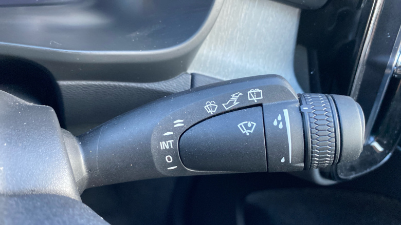 Volvo XC40 2.0 B4P Ultra Dark 5dr Auto Petrol Estate